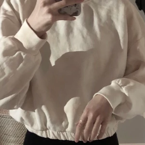 Vit och ”rosa” tjocktröja Lager 157 - Vit och lite persikofergad tjocktröja i batik/tie dye mönster. I storlek XS från lager 157. Köptes i somras, används inte och behöver ett nytt hem. <3,  3 för 2!🌷