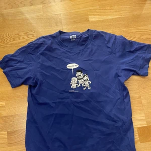 Uniqlo t-shirt - Tröjan är i bra skick, använd Max 4 gånger. Säljer pga använder ej. Tröjan är storlek Medium, färgen är blå skulle kunna vara lite lila.