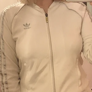 Vintage Adidas  - Min mammas gamla adidas kofta i väldigt bra skick💕