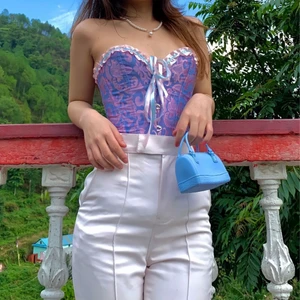 Velvet korsett 🦄 - Korsetter i färgen velvet/lila ☂️                                           korsetterna kommer i bra kvalité och är i stl S men har också några i Stl XS 🦄 säljes för 299 kr + frakt                                     Hör av dig om du vill ha fler bilder eller har någon fråga 💜