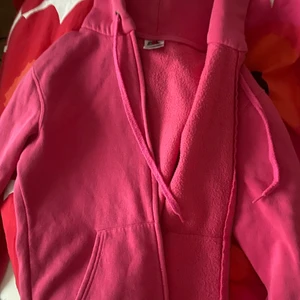 huvtröja - Rosa huvtröja i tjockt material, brukar ha xs o den sitter lite oversized på mig