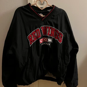 Svart windbreaker  - Svart windbreaker från beyond retro storlek M. Frakt tillkommer, skicka för fler bilder.