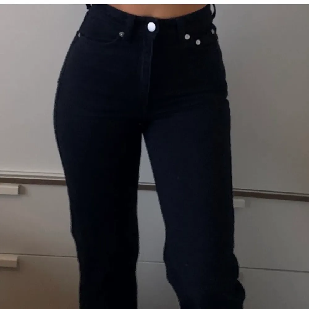 Säljer ett par weekday jeans i modellen rowe (raka) som tyvärr är för små och korta. Jag är ca 164cm och dom skulle passa någon som är 160 ungefär. Dom är i storlek 34💓. Jeans & Byxor.