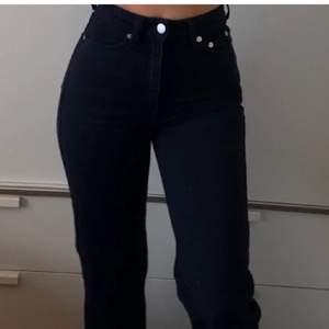 Säljer ett par weekday jeans i modellen rowe (raka) som tyvärr är för små och korta. Jag är ca 164cm och dom skulle passa någon som är 160 ungefär. Dom är i storlek 34💓
