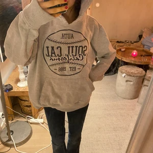 hoodie - en skön snygg hoodie. simpel passar till allt. snygg passform☺️