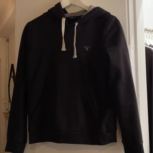 GANT hoodie - Hoodie från GANT, storlek XS passar även S. Använd fåtal gånger därmed är den i mycket fint skick. Nypris 1000kr. Tillkommer spårbar frakt på frakt på 66kr ❤️