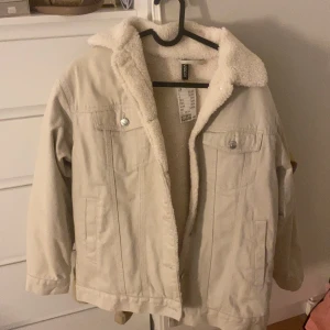 Jeansjacka med fodring  - Skön jeansjacka med lite extravärme med fodringen. Perfekt att ha över något stickat nu när det blivit lite kyligare. Nytt skick och säljs för 300kr 