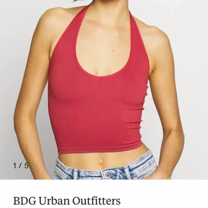 halterneck linne Urban Outfitters XS - Jättesnyggt halterneck linne från Urban Outfitters!! Kommer tyvärr inte till användning💔 Skriv till mig för mer bilder eller svar på frågor!!!