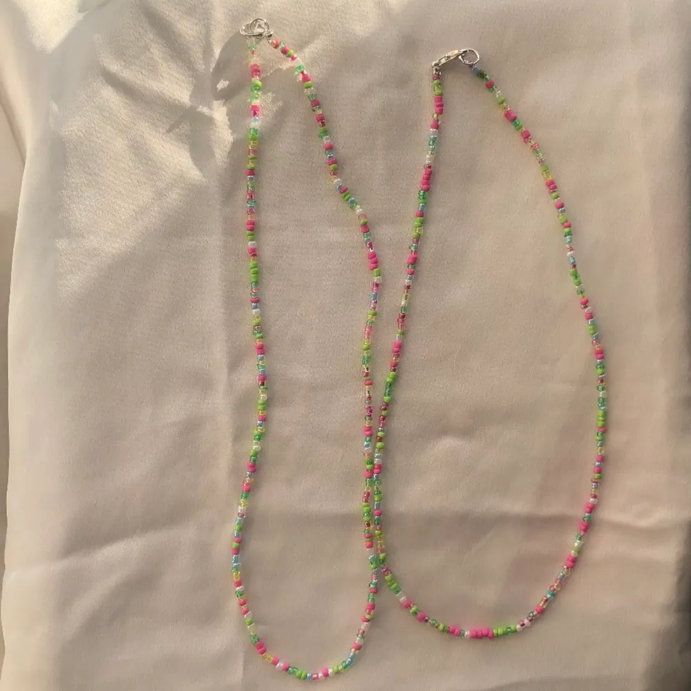 Fina handgjorda halsband utav blandade färger av seed beads. Snyggt att kombinera tillsammans med andra halsband! De är ca 40-45cm, önskar man att få en förlängningskedja kan jag ordna det! Frakt tillkommer på 13kr 💚💗. Accessoarer.