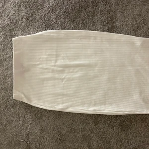 Vit kjol - En vit lång kjol men som går att vika upp om man vill ha den lite kortare. Sitter jätte fint på. Kan fraktas men köparen står för frakten. Passar en xs/s