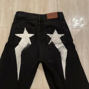 Svarta baggy jeans - Skit coola svarta jeans från nakd som jag själv har målat, väl använda men ingen skada. Skulle säga att de passar både storlek 32 och 34 köparen står för frakten 