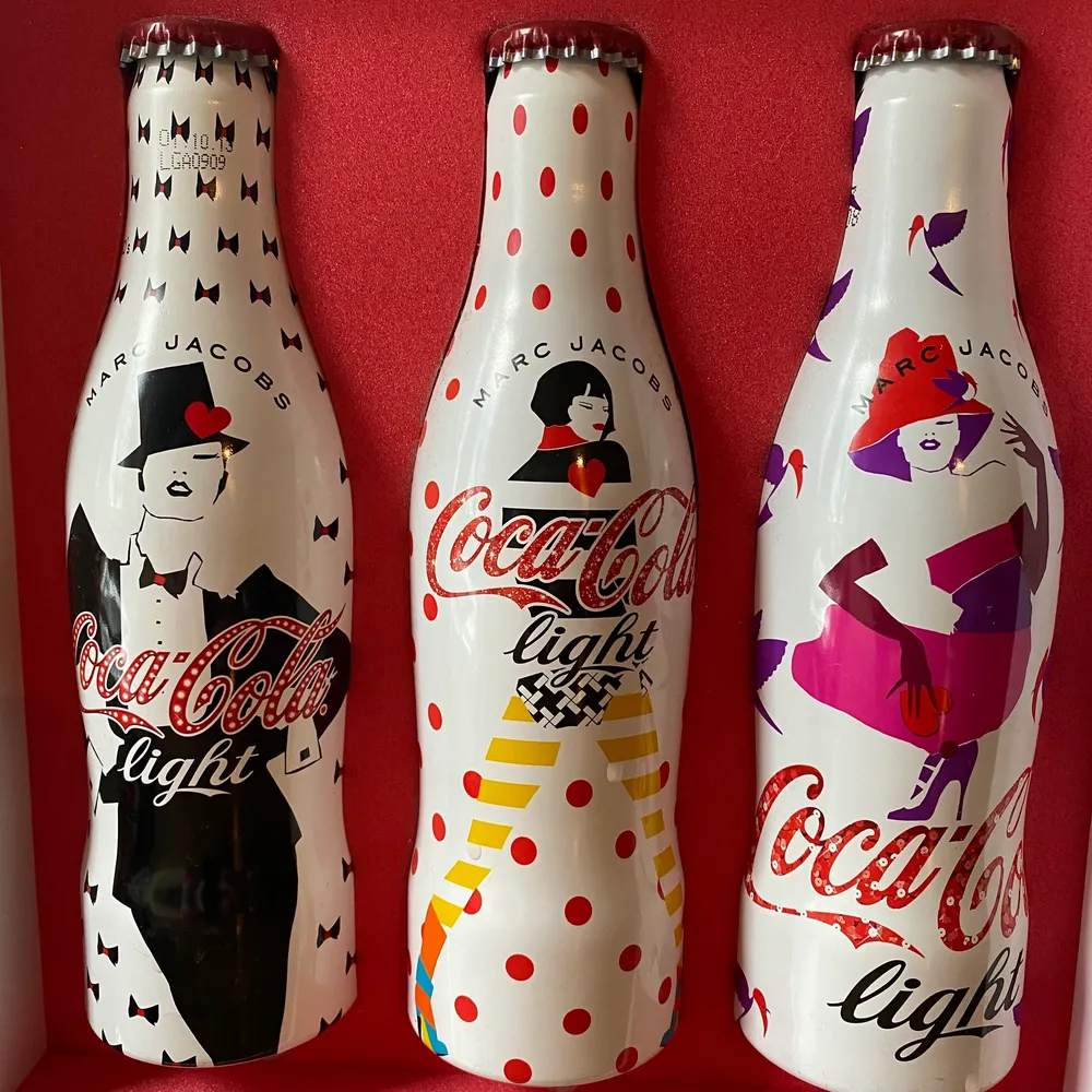 Three Coca cola bottles designed by Marc Jacobs, limited edition, har vunnit på en tävling flera år sen. Väskan tillkommer (ej änvänt) se bilden. Fin detalj i din hem inredning . . Accessoarer.
