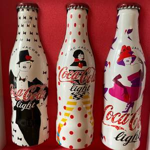 Three Coca cola bottles designed by Marc Jacobs, limited edition, har vunnit på en tävling flera år sen. Väskan tillkommer (ej änvänt) se bilden. Fin detalj i din hem inredning . 