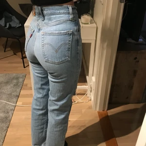 Levis jeans - Levis jeans i super bra skick✨ Använder dem aldrig då ja inte tycker dem passar mig, dem är rätt så stretchiga i tyget så dem passar både lite större och mindre än mig🤍