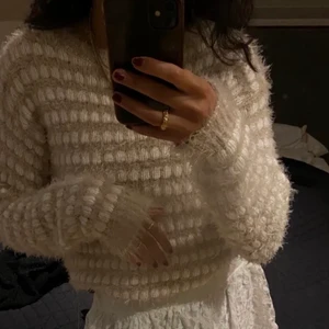 Tröja - Fin tröja från zara. Storlek s, väldigt fin på men kommer inte till användning. Bilderna är från tidigare ägare så skriv om du vill ha fler bilder❤️