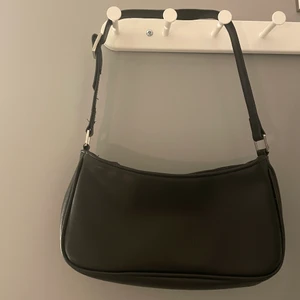 Monki väska - Hej! Jag tänke sälja min väska från monki som tyvärr inte kommer till någon användning längre men kanske gör för någon annan💓 