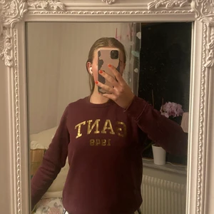 En tröja från gant - En super fin höstig tröja från gant. Den är lite mörkare än vinröd. I storlek s. Säljer för den tyvärr blivit för liten för mig. Köpare står för frakt, 62kr