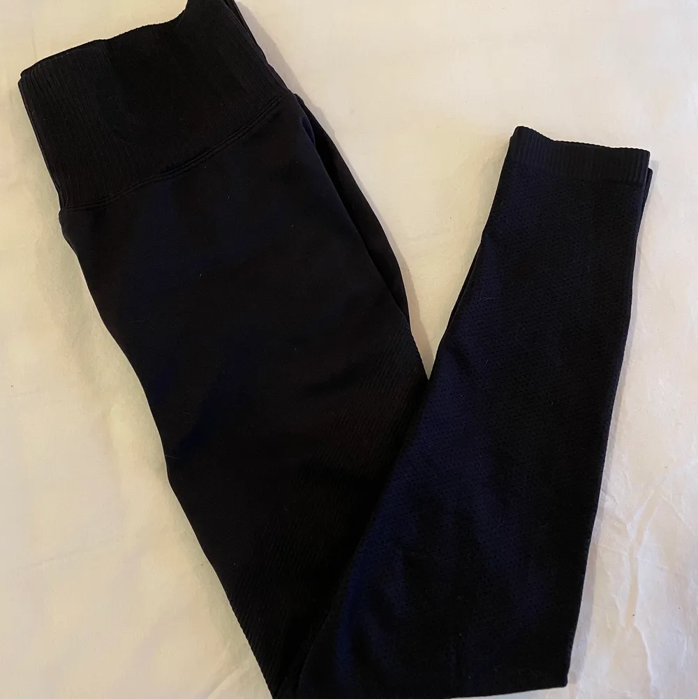 Nya och nästan helt oanvända seamless tights från Aim’n, säljer då dem inte kommer till användning. Dem är svarta, stretchiga och i ett skönt material. Nypris 700 kr. Buda i kommentarerna. Jeans & Byxor.