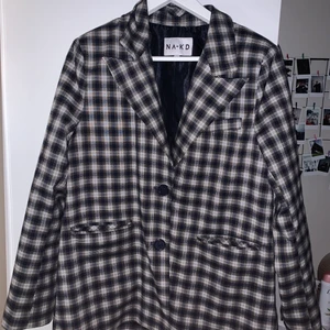 Randig/rutig NA-KD kavaj  - Kavaj från NAKD i storlek 38 den är i fint skick ❤️