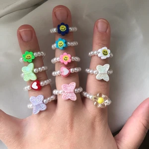 Söta ringar - Nu finns det en massa söta små ”funky” ringar! Det finns flertal av olika ringar att välja mellan. Färgglada och justerbar! Dessa ringar passar alla som har 15mm-19mm ringstorlek. Jag kan även göra en special beställning till de som önskar ett annat motiv som ej finns med i bilderna. Frakt tillkommer på 13kr 💜❤️🧡💙💚💛