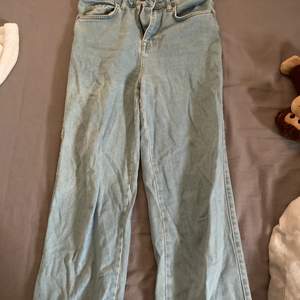 Ett par ljusblåa jeans från Madlady i storlek 38. Säljer då dem inte riktigt är min stil, fortfarande i bra skick. Sitter som S.