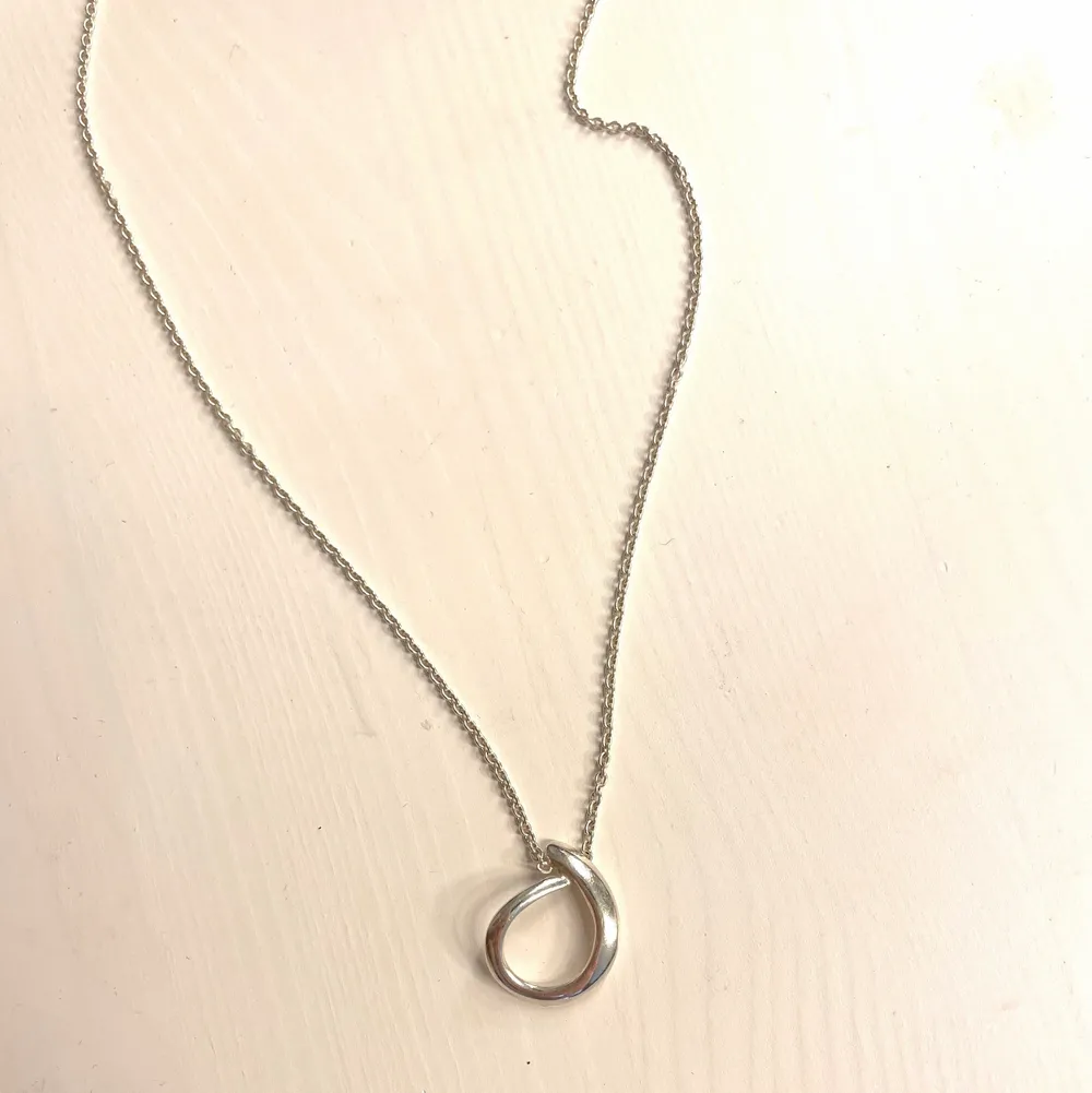 Jättevackert halsband i silver. Använd endast nån enstaka gång. Säljer pga använder ej silver. Minns ej märke. . Accessoarer.