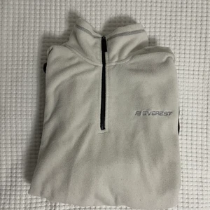 mys!! - super mysig och felfri Everest fleece köpt secondhand! Skulle säga att den passar många storlekar beroende på hur man vill att den ska sitta 🤍