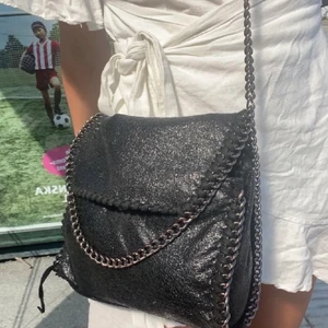 Stella liknande väska - (Lånade bilder) säljer min superfina stella liknande väska, då den inte kommer så mycket till användning💓💕💕 budgivning sker privat!! BUD: 300kr