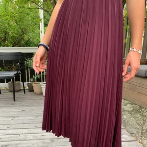 Snygg plisserad kjol från uniqlo - Supersnygg vinröd plisserad kjol, perfekt till jul eller bara som den perfekta kjolen. Skulle uppskatta storleken till S. Nästintill oanvänd då jag har alldeles för många kjolar💞 Frakt tillkommer