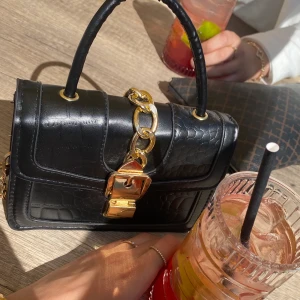 Väska  - Fin väska med guld detaljer