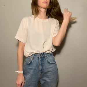 Fin top - Fin top fra amerikansk mærke: forever21. Den er tynd og elegant i stoffet