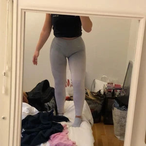 Gymshark ombre rosa grå - Säljer dessa otroligt fina, slutsålda gymshark leggingsen i storlek xs och modellen ombre seamless 💕 bra skick då de knappt kommit till användning. Köpta för 600 säljer för 200kr 💜 Uppskattar snabb affär!