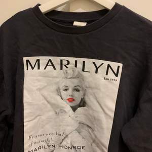 Swearshirt med marilyn monroe tryck på framsidan från HM, Strl: S , Skick 9/10