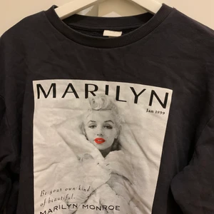 Sweatshirt Marilyn Monroe - Swearshirt med marilyn monroe tryck på framsidan från HM, Strl: S , Skick 9/10