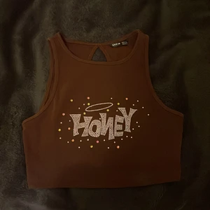 Crop top från shein - Nyskick! Brun croppad topp med text honey i stenar.