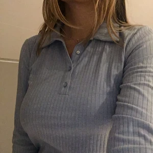Blå topp - Asfin  ljusblå topp med krage ifrån Gina Tricot i storlek M men den passar som en S skulle jag säga💕 (frakt tillkommer på 66kr)