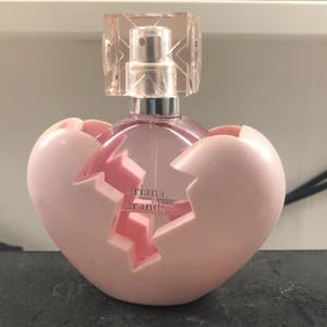 Ariana grande parfym 50kr - Parfymen är till hälften. Nyköp 400kr säljer för 50kr + frakt start pris, luktar väldigt gott men jag vill bara testa något nytt 💗💗 säger på att köpa lägg ett bud 😍