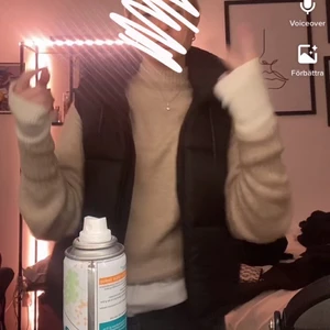 Beige stickad tröja - JÄTTE skön stickad tröja från monki som är beige sticks Inte