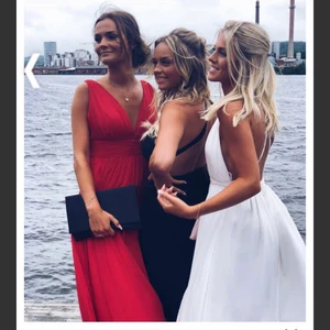 Balklänning från youmefashion  - Balklänning från youmefashion, storlek 38/40. Bara provad men aldrig använd då min bal blev inställd. Lappar och allt sitter kvar! Nypris 1899 kr. Kan provas i Tibro.