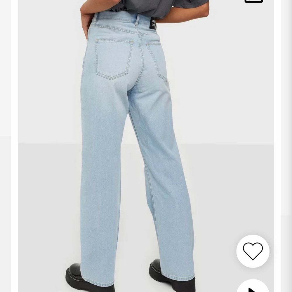 Säljer dessa jeans, endast använda en gång. Sista bilden är min egna, jag är 165 lång. Nypris är 599, säljer för 400 kr så 199 kronor billigare. ❤️‍🔥 frakten tillkommer . Jeans & Byxor.