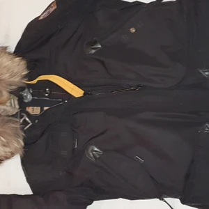 Para jumper DORIS  - Äkta Parajumper av modellen Doris med fodrad äkta päls i luvan, väldigt varsamt använt inga defekt eller skador.  Dam modell Stl L,passar Medium oxå.Svart Orginal kvitto följer med om önskas Ordinarie pris 9800kr Mitt pris  4300kr