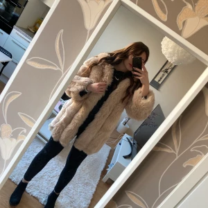 Fluffig Jacka - Vit fluffig jacka, väldigt varm. Storlek 36. Använd endast 1 gång. 