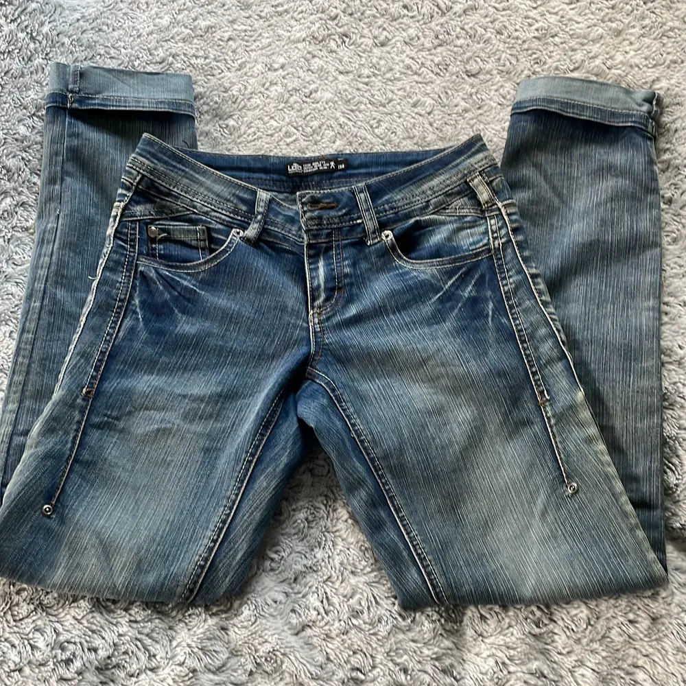 Super fina 90- tals jeans som är köpta här från plick. Super fina detaljer runt hela jeansen. Väldigt bra skick. Kan skicka fler bilder. Innerbenslängd: 76cm. Midja: 36. Jeans & Byxor.