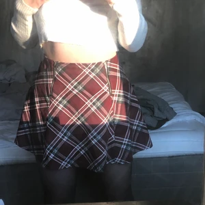 Röd rutig jul kjol  - Hej❤️ Jag säljer min rödrutiga trendiga kjol! Passar bra nu till vintern. Om ni är intresserade, skriv jättegärna så kan jag ge mer detaljerad information 💚❤️