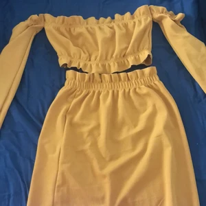 Gult set från shien - Ett gulligt set i storlek s. Toppen är off shoulder och kjolen high waist 