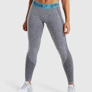 Gymshark flex leggins i färger charcoal marl/dusty teal. Strl S. Nypris 549 kr och säljer för 250 kr.  Inköpa i våras och prislapp kvar. Frakt tillkommer