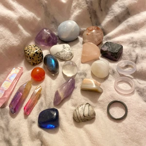 Kristaller stenar och ringar  - 18 kristaller och 3 ringar✨ Allt köpt på kristallbutik så 100% äkta✨ Skriv till mig för priser✨