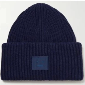 Marinblå acne mössa - Budning börjar på 300kr. Bra skick, knappt använd, pris kan diskuteras.