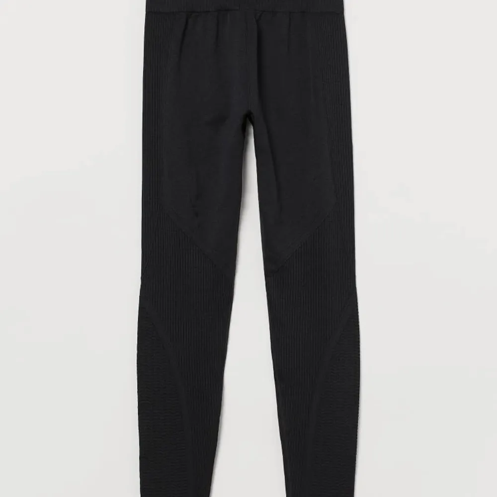 Svarta seamless träningstights från H&M i storlek S. Använt gott skick. Samfraktar ☺️. Jeans & Byxor.