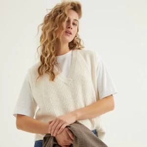 Kappahl  - En väst från Kappahl i strl S. Frakt 66kr. Använd en gång men används aldrig. En gräddvit färg❤️